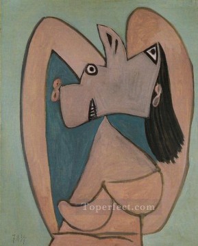 パブロ・ピカソ Painting - 頭の後ろで腕を組む女性の胸像 1939年 パブロ・ピカソ